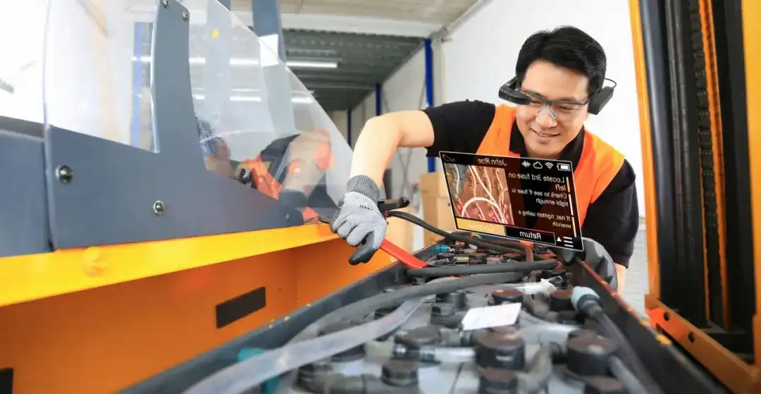 工人使用AR眼镜